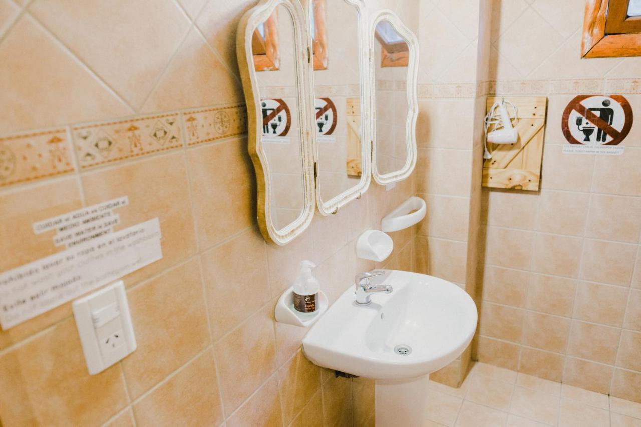 Huellas Hostel ラゴ・プエロ エクステリア 写真